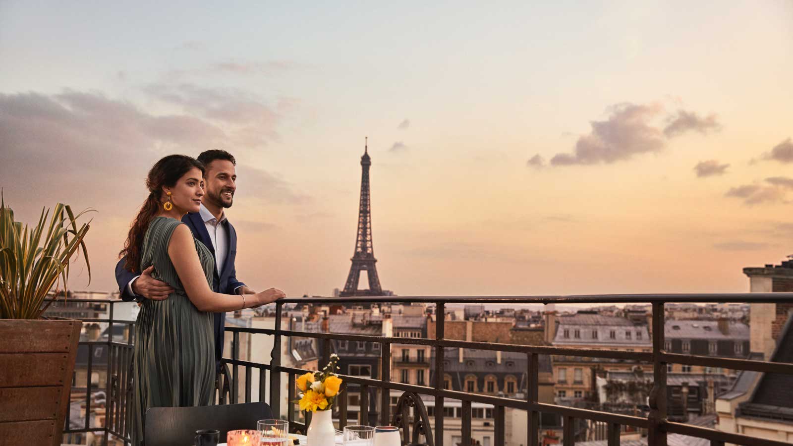 couple looking at the eiffel tower