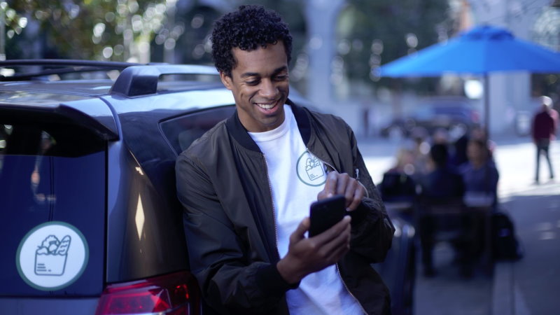 delivery-driver-using-mobile
